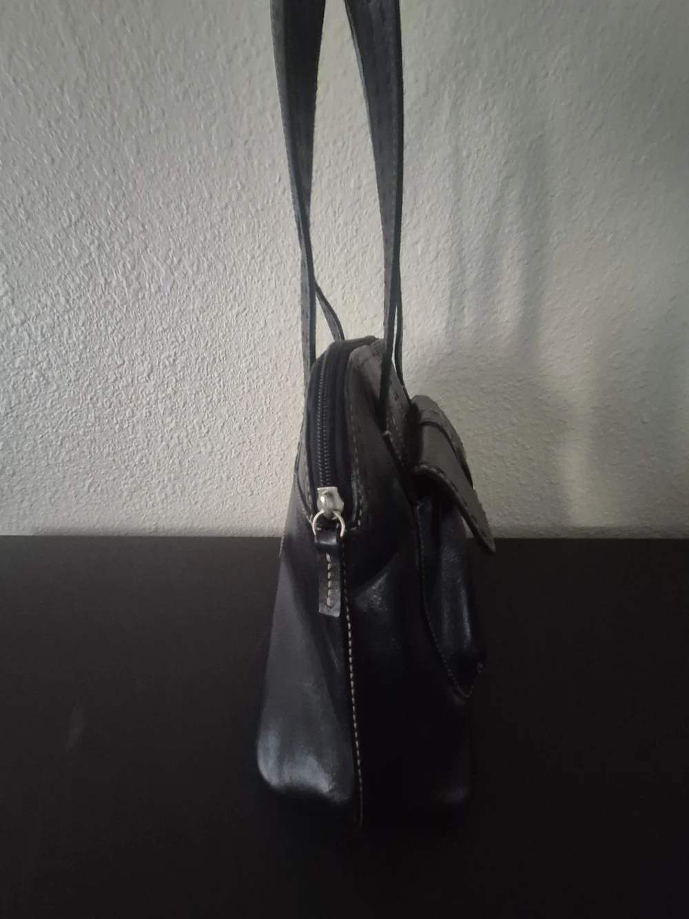 Vintage Fossil Black Genuine Leather Shoulder Bag with Contrast Stitching Y2K